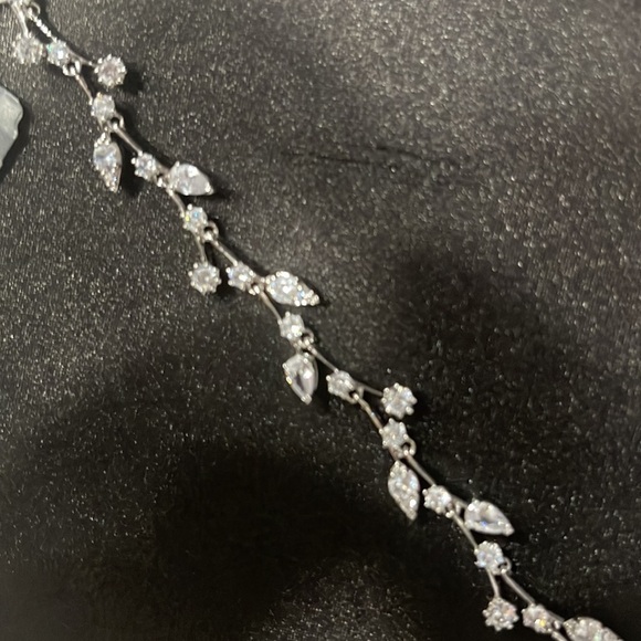 Pretty and elegant, this stunning Eliot Danori line bracelet - Picture 4 of 6